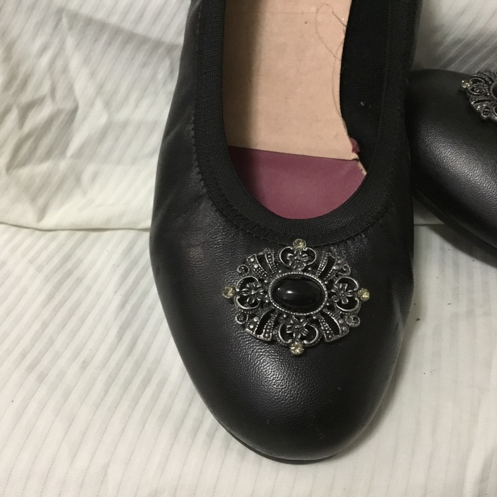 Cute Womens dressy slipper. Black with brioche like decor toe. Very Comfortable!
